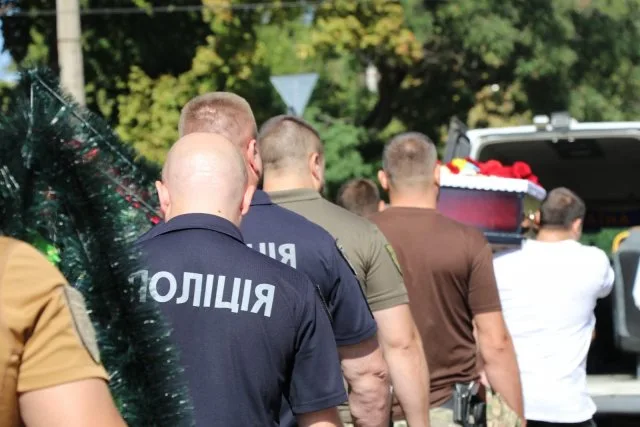Поліцейські Херсонщині провели в останню путь свого колегу Андрія Тарчинського, загиблого внаслідок російського обстрілу