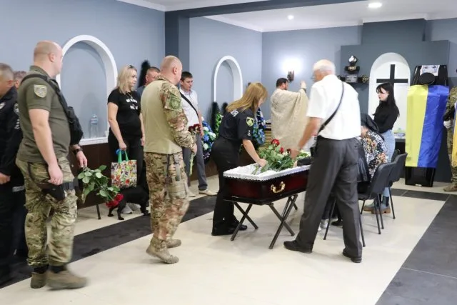 Поліцейські Херсонщині провели в останню путь свого колегу Андрія Тарчинського, загиблого внаслідок російського обстрілу