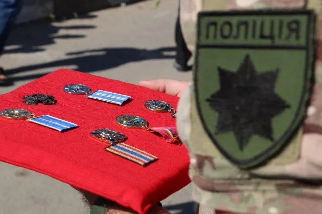 Поліцейські Херсонщині провели в останню путь свого колегу Андрія Тарчинського, загиблого внаслідок російського обстрілу
