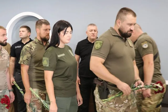 Поліцейські Херсонщині провели в останню путь свого колегу Андрія Тарчинського, загиблого внаслідок російського обстрілу