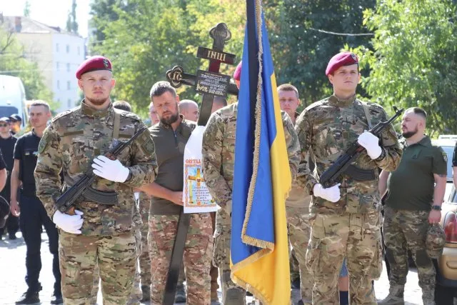 Поліцейські Херсонщині провели в останню путь свого колегу Андрія Тарчинського, загиблого внаслідок російського обстрілу