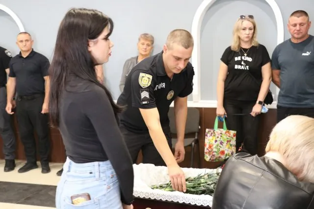 Поліцейські Херсонщині провели в останню путь свого колегу Андрія Тарчинського, загиблого внаслідок російського обстрілу