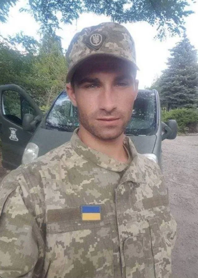 Сьогодні Херсонщина проводжає в останню путь відважного Захисника – солдата Максима Дяченка.