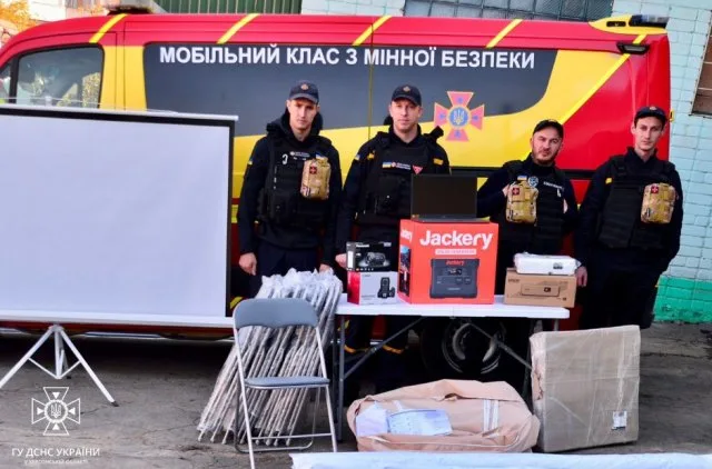 Міжнародний Комітет Червоного Хреста в Україні передав облДСНС обладнання та комп’ютерну техніку для мобільного класу з мінної безпеки