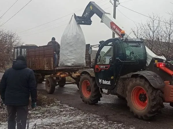 Мешканці Зарічного отримали запас паливних матеріалів для обігріву своїх осель