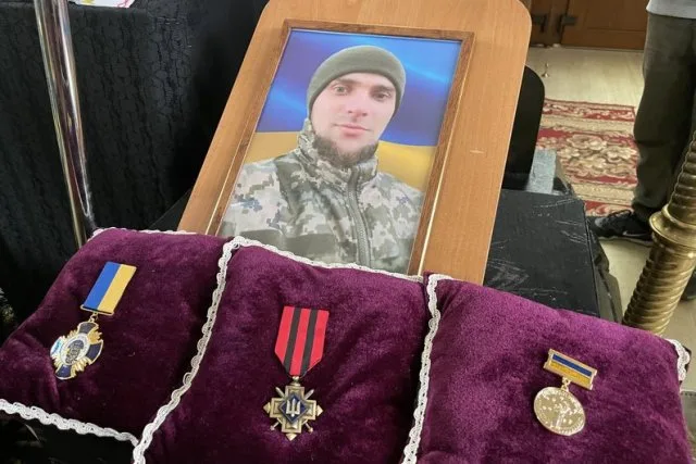 Після деокупації Херсона приєднався до лав ЗСУ. В останню путь провели солдата Олександра Соболєва