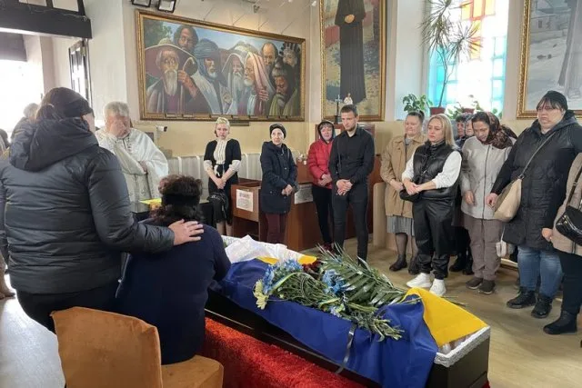Після деокупації Херсона приєднався до лав ЗСУ. В останню путь провели солдата Олександра Соболєва