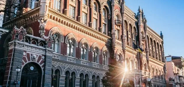 Банки блокують картки українців за порушення: у НБУ розповіли, за які дії закривають рахунок 