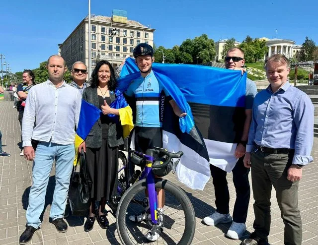 Майже 2000 км велосипедом – задля підтримки ЗСУ