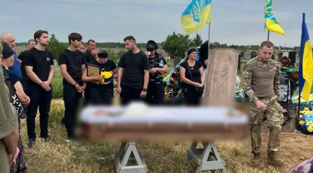 На Херсонщині попрощались із загиблим українським військовим Дмитром Татаріновим