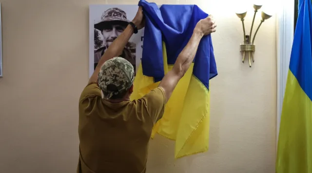 В Херсонському драматичному театрі відкрили меморіальну дошку на честь Антона Білозубова 