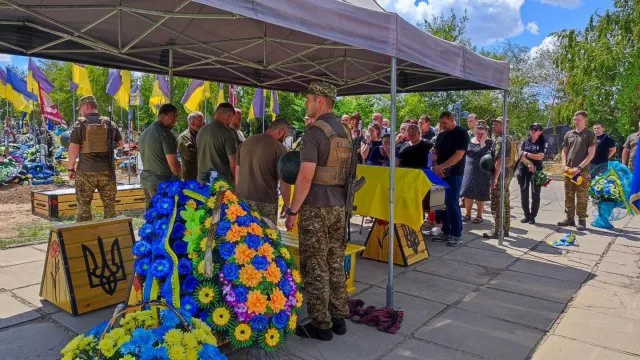 Сьогодні Херсонська міська територіальна громада прощалася з Владиславом Страдоновим