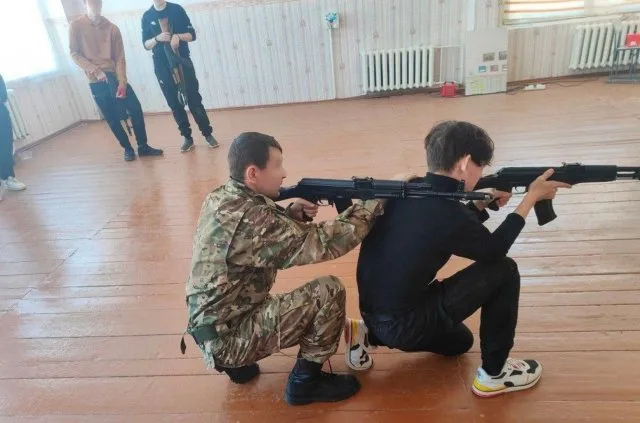На уроках у школах окупованого лівобережжя вчать вбивати