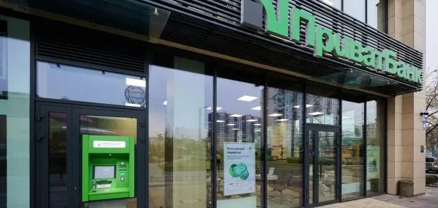 Українцю через кілька переказів заблокували картки ПриватБанку: за що може покарати банк