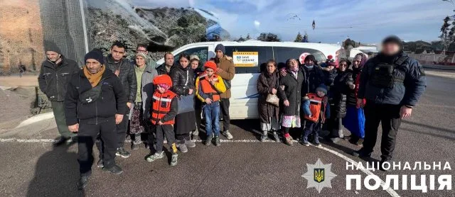 На Херсонщині поліцейські спільно з волонтерами допомогли евакуюватися декільком багатодітним родинам