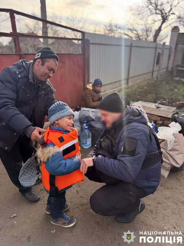 На Херсонщині поліцейські спільно з волонтерами допомогли евакуюватися декільком багатодітним родинам