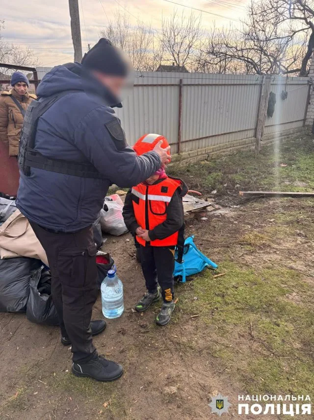 На Херсонщині поліцейські спільно з волонтерами допомогли евакуюватися декільком багатодітним родинам