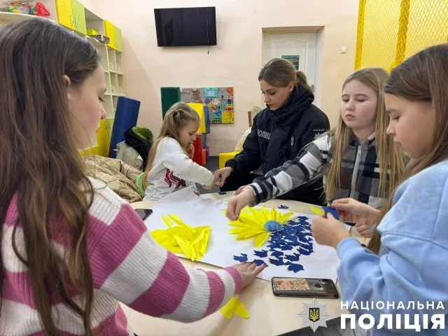 На Херсонщині ювенальні поліцейські провели для дітей низку патріотичних заходів