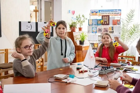 Юні херсонці відвідали творчий майстер-клас «Smile Art – твори свої емоції»