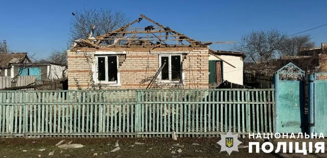 Зранку російські війська обстріляли передмістя Херсону. Поранена літня жінка