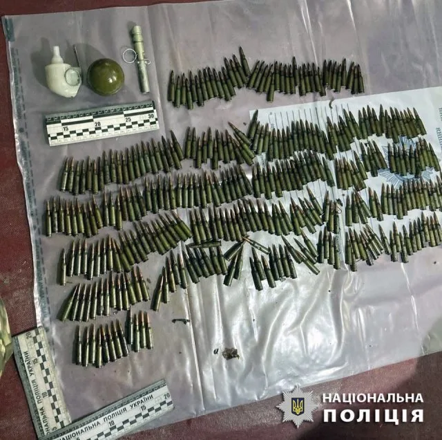 На Херсонщині поліцейські затримали збувача зброї та боєприпасів