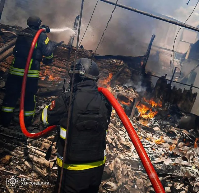 У Херсоні вогнеборці загасили пожежу внаслідок атаки ворожого дрона