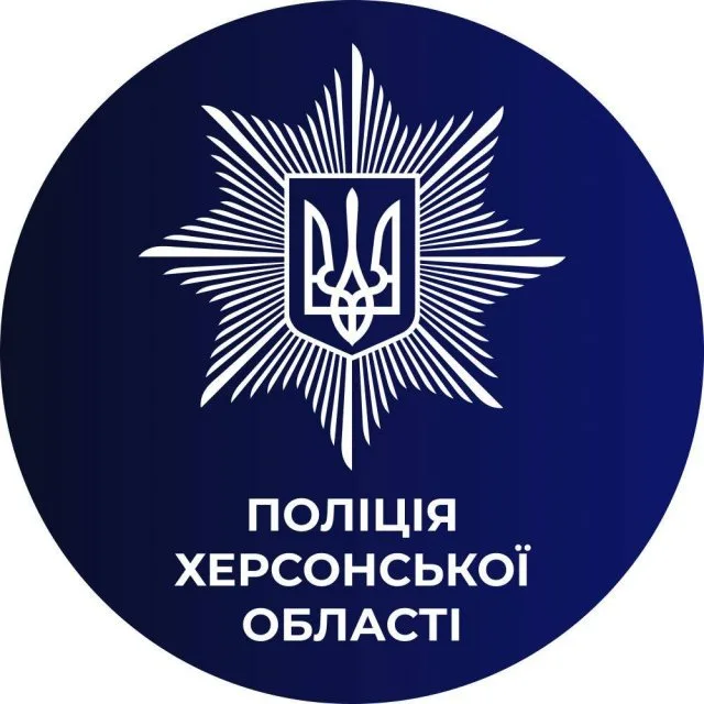 Поліцейські евакуювали поранену жінку та тіло загиблого чоловіка після атаки російського дрона на Херсонщині