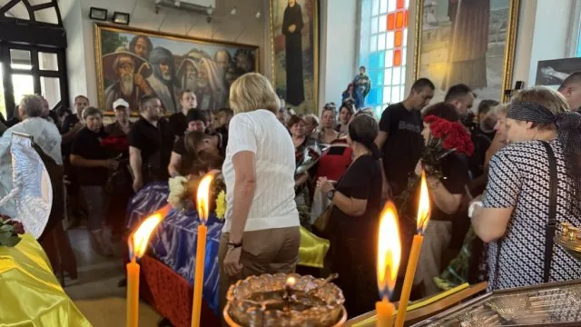У Херсоні попрощались із загиблими військовими Володимиром Мозольовим та Романом Романовим