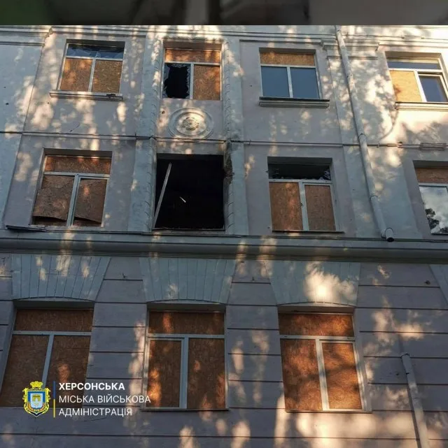 Російські окупанти обстріляли навчальний заклад у середмісті Херсона