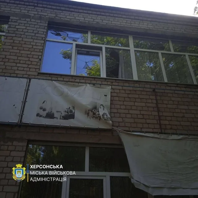 Російські окупанти обстріляли навчальний заклад у середмісті Херсона