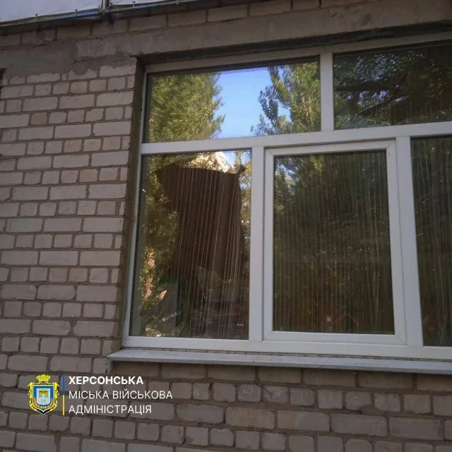 Російські окупанти обстріляли навчальний заклад у середмісті Херсона