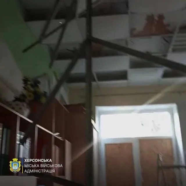Російські окупанти обстріляли навчальний заклад у середмісті Херсона