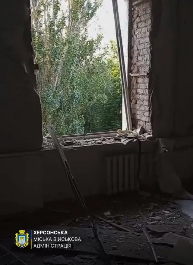 Російські окупанти обстріляли навчальний заклад у середмісті Херсона
