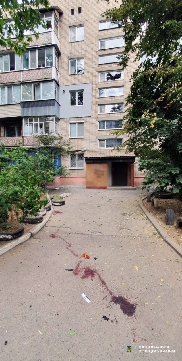 На Херсонщині внаслідок російських обстрілів одна людина загинула та 12 поранено, пошкоджено будинки, навчальний заклад й автомобілі