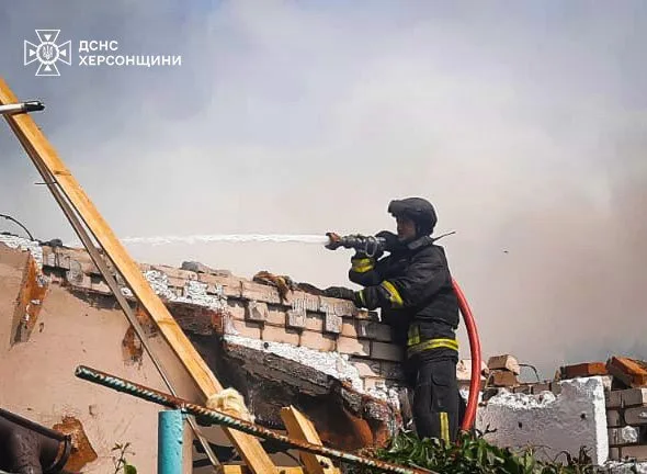 Вогнеборці продовжують боротися з пожежами в екосистемах Херсонщини