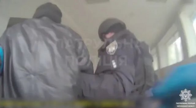 Волинський патрульний врятував пораненого чоловіка під час обстрілу Херсона (відео)