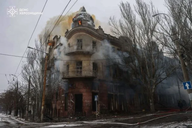 Полум’я війни знищує історію: у Херсоні через російські обстріли згорів легендарний готель «Європейський»