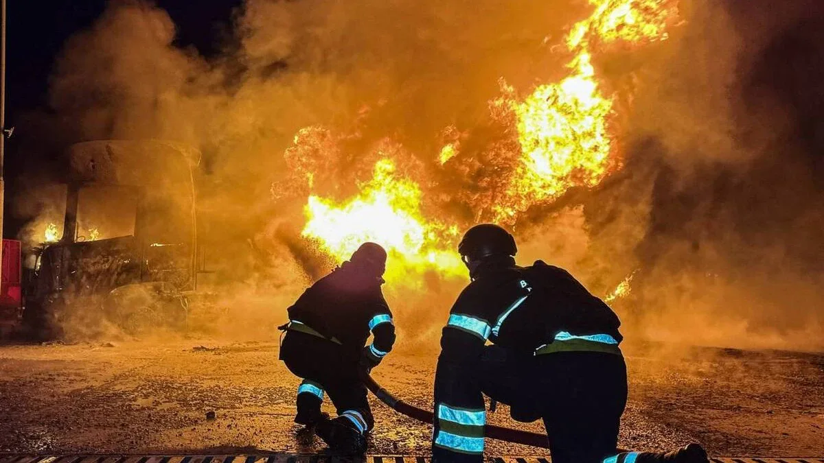 У Херсоні російські війська завдали удару по території АЗС. ФОТО