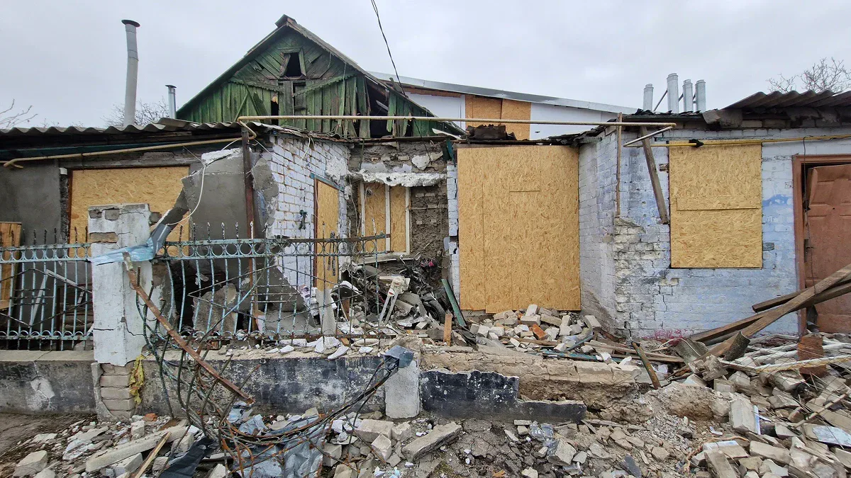 Пошкоджено 10 приватних будинків та АЗС: поліція документує наслідки обстрілів Херсонщини