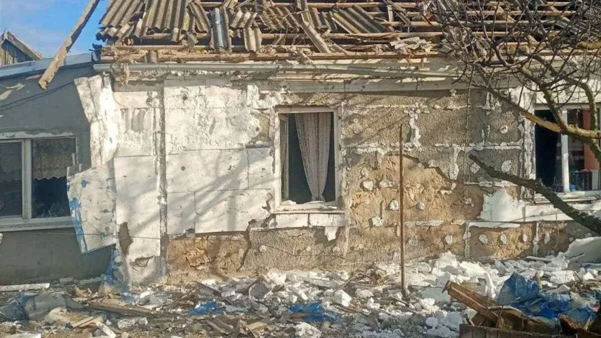 Російські військові атакували селище в передмісті Херсона, згоріли будинки. ФОТО